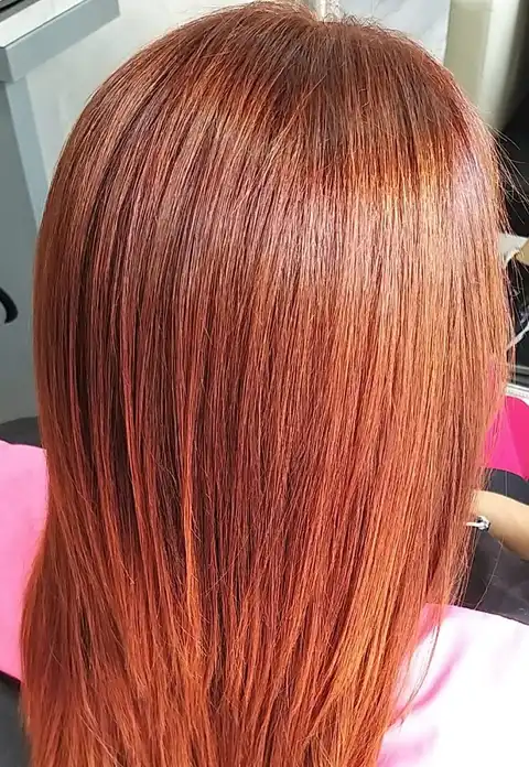 Capelli lisci e lucidi dopo la stiratura alla cheratina nel salone di Genova