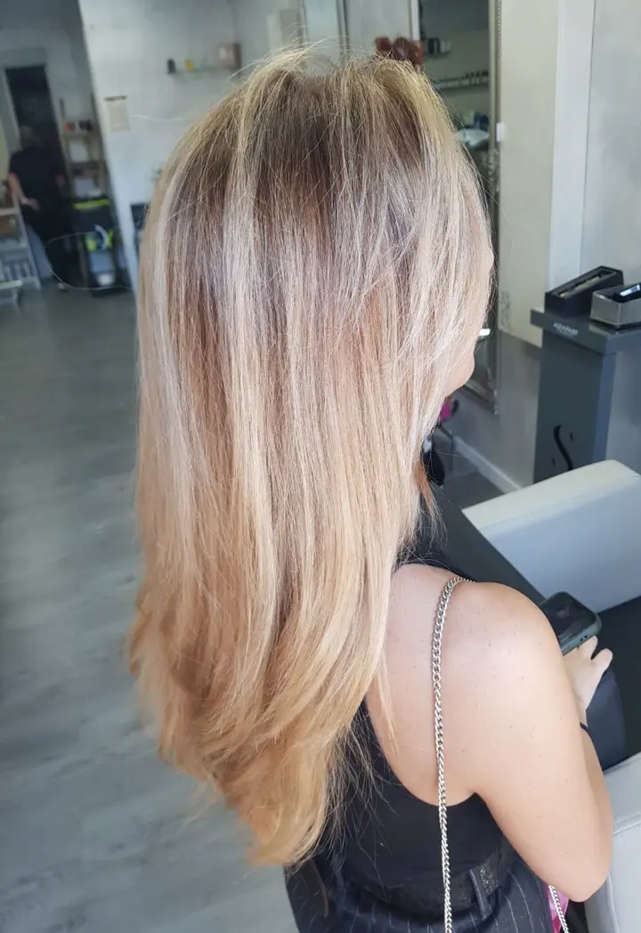 Schiariture bionde su capelli lunghi, prima e dopo il lavoro in salone